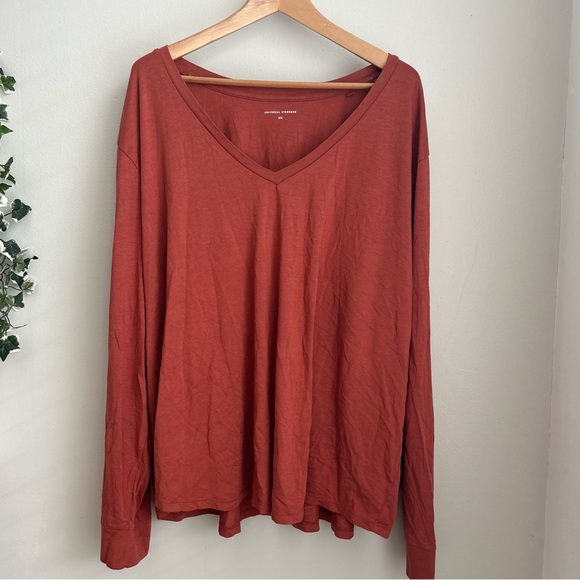 Universal Standard V neck long sleeve tee - Picture 1 of 3